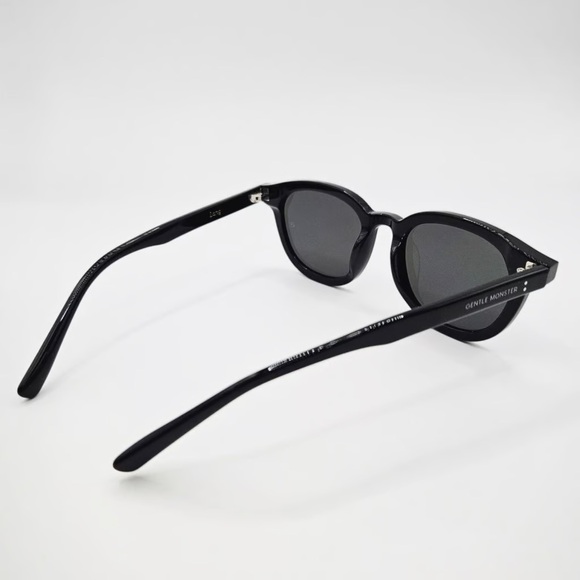 Stylish Black Sunglasses - Picture 4 of 7